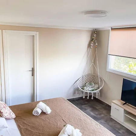 De La * Katastárion